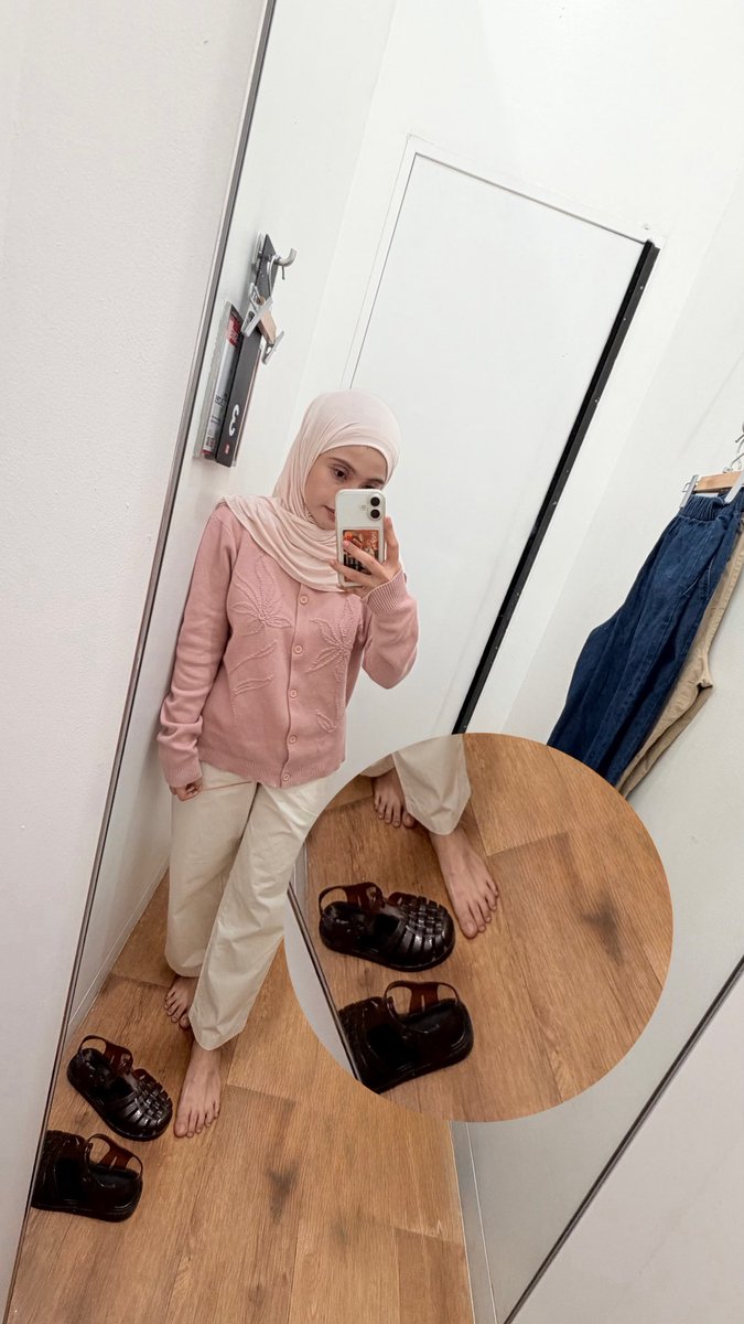 katarinaripa's tweet photo. Melissa lagi diskon gede di webnya, jadi mau kasih testimoni setelah pakai 1 tahun. 
Udah dibawa hujan-hujanan, lari-larian, tetep aman &amp; gak rusak. 
Plus point: gampang mix &amp; match. Jeans oke, dress buat fine dining juga oke.  
Investasi sandal yang beneran awet. Worth to buy✨ https://t.co/bWewNVdr41