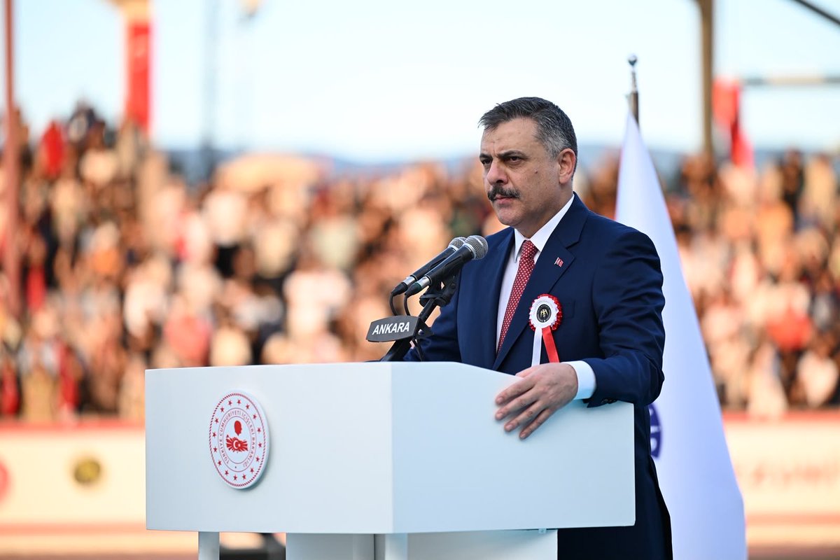 EmniyetGM's tweet photo. Cumhurbaşkanımız Sayın Recep Tayyip Erdoğan’ın teşrifleri, TBMM Başkanımız Sayın Numan Kurtulmuş ve İçişleri Bakanımız Sayın Mustafa Çiftçi’nin katılımlarıyla Polis Akademisi Başkanlığımızda düzenlenen mezuniyet töreninde, yeni meslektaşlarımızın heyecanını paylaşırken, mezunlarımızın ve kıymetli ailelerinin gururuna ortak olduk.

Emniyet Teşkilatımız; köklü geçmişi, güçlü kurumsal yapısı ve kahraman mensuplarıyla milletimizin huzur ve güvenliğinin teminatıdır. Polis Akademimiz ise milli ve manevi değerlerine bağlı, nitelikli, donanımlı ve yüksek görev şuuruna sahip polisler yetiştiren, teşkilatımızın gurur kaynağı ve gözbebeğidir.

Bugün; 531 Komiser Yardımcısı, 13 bin 36 Polis Memuru ile 11 farklı misafir ülkelerden gelen 43 uluslararası öğrenci olmak üzere 13 bin 610 öğrencimizi mezun etmenin sevincini yaşadık.

Şanlı teşkilatımızın gücüne güç katacak yeni mesai arkadaşlarımız, aramıza hoş geldiniz! 👮👮‍♂️

🇹🇷🇹🇷🇹🇷