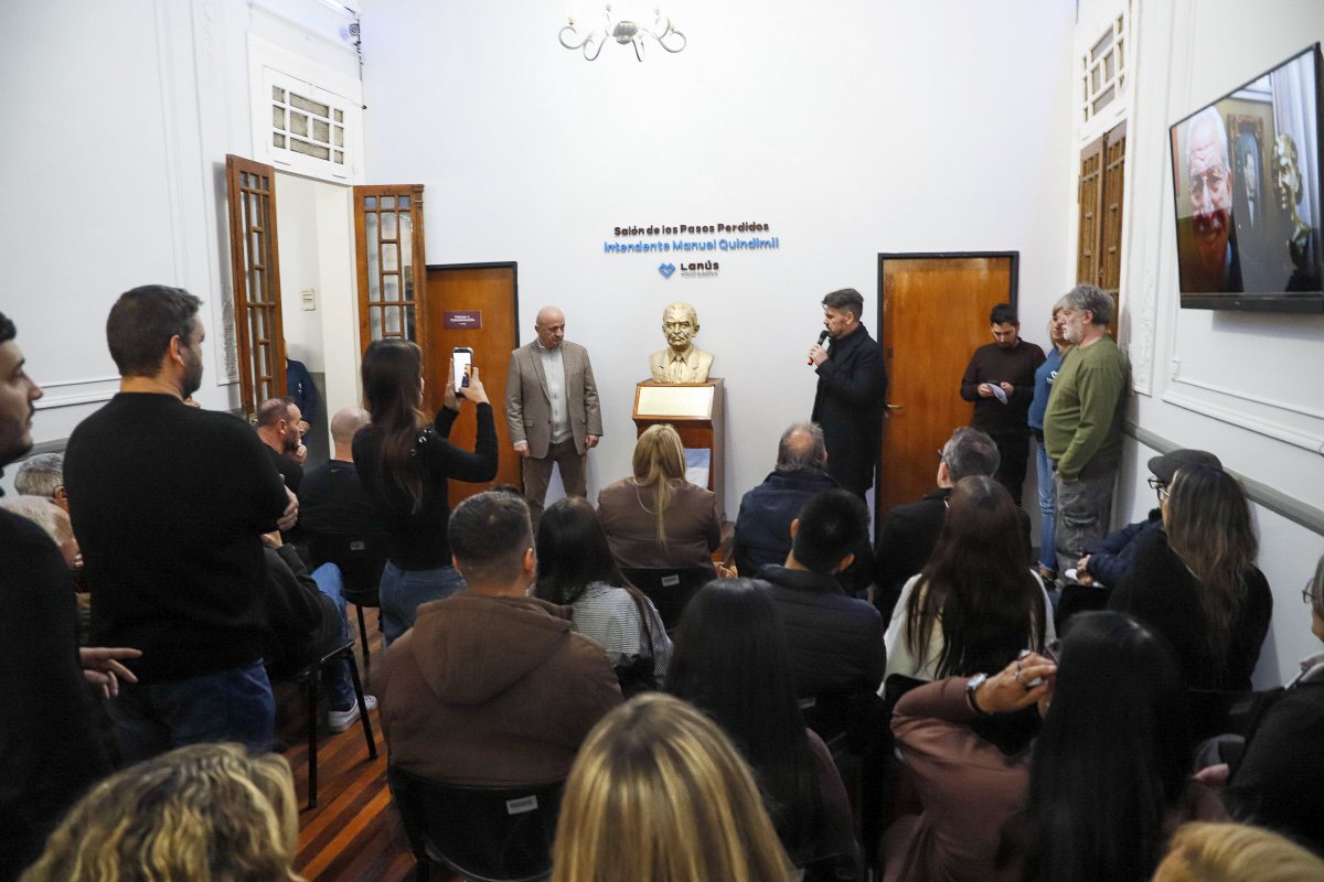 hcdlanus's tweet photo. 🏛️ Imposición del nombre “Intendente Manuel Quindimil” al Salón de los Pasos Perdidos

Llevamos adelante el acto de imposición del nombre “Intendente Manuel Quindimil” al Salón de los Pasos Perdidos del @hcdlanus, en reconocimiento a una de las figuras políticas más trascendentes de la historia de nuestro distrito.

Para este momento realizamos previamente la puesta en valor, embellecimiento y reacondicionamiento del espacio y del busto conmemorativo de Manolo, en homenaje a quien fuera elegido intendente de Lanús en ocho oportunidades y reconocido por distintas generaciones de dirigentes como “el Maestro de los Intendentes”.

Con esta iniciativa buscamos preservar la memoria de quienes contribuyeron, desde la función pública, a la construcción de la identidad y el crecimiento de nuestra comunidad.

Con la imposición de su nombre a uno de los espacios más emblemáticos del edificio legislativo, reafirmamos nuestro compromiso de mantener viva la memoria de quienes, con su trayectoria y vocación de servicio, dejaron una huella imborrable en la historia institucional de Lanús.

#HCDLanús