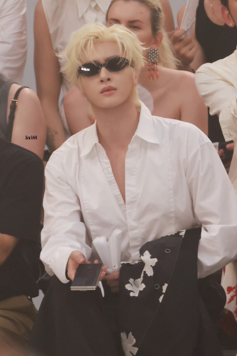 ToQuyen273's tweet photo. #ZhanXuanPFW27
#ZhanXuanxDriesVanNotenSS27
#DriesVanNotenSS27

Zhan Xuan’s presence at Paris Fashion Week with Dries Van Noten is more than just an appearance—it's a cultural statement. He commands the room with the effortless dignity of a global muse. https://t.co/DWRnORA8P3