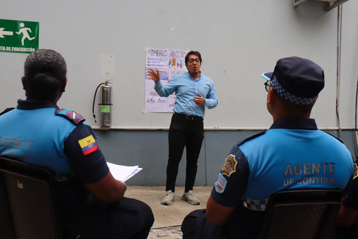 AlexAnchundi's tweet photo. Capacitación continua para servir mejor 💪🫡

Agentes de Control Municipal de @segura_ep se capacitaron en Gestión de Riesgos para fortalecer prevención, identificación y respuesta ante emergencias.

¡Seguimos preparándonos! https://t.co/7UtCyigmA8