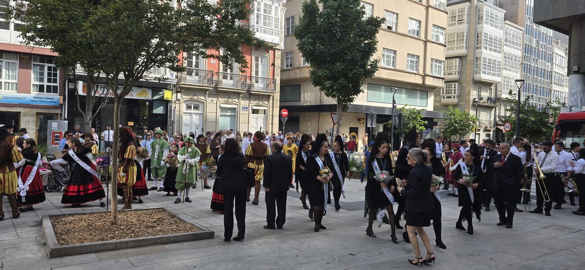 voxlacoruna's tweet photo. Ayer participamos en la misa y posterior procesión de San Juan, una tradición profundamente arraigada en nuestra ciudad.

Seguiremos defendiendo y poniendo en valor nuestras costumbres, nuestra fe y nuestras tradiciones. https://t.co/qrsvGF16L0