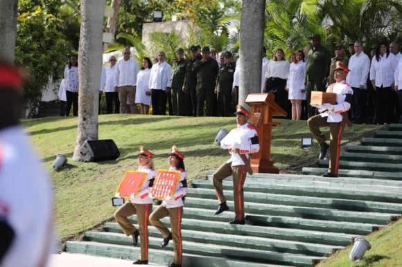 escambraycu's tweet photo. Desde este jueves 25 de junio, el Comandante de la Revolución Ramiro Valdés reposa junto a sus compañeros de lucha, cerca de su jefe y amigo, en el Mausoleo del Frente de las Villas, del Complejo Escultórico Ernesto Che Guevara de la Ciudad de Santa Clara
https://t.co/Rx3ujEYNOc https://t.co/aNwg7vKrJc