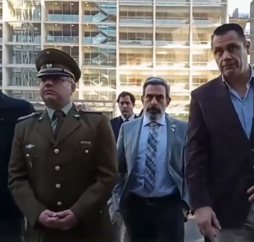 mlobosg's tweet photo. Que vergüenza que un delincuente condenado a 7 años de prisión (acompañado de un delincuente impune) se permita ingresar a prisión usando el uniforme de @Carabdechile, institución a la que ya no pertenece. https://t.co/XLphzMiPwX