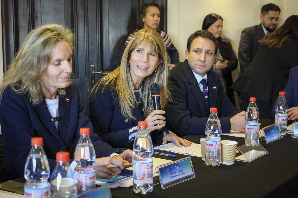 MinEnergia's tweet photo. La ministra Ximena Rincón, el subsecretario de Trabajo, Gustavo Rosende, y la subsecretaria de Educación Superior, Fernanda Valdés, lideraron la mesa "Capital Humano de Energía", que busca abordar cómo responder a la demanda laboral de los próximos 10 años en materias de energía. https://t.co/KEnSP1KUvO