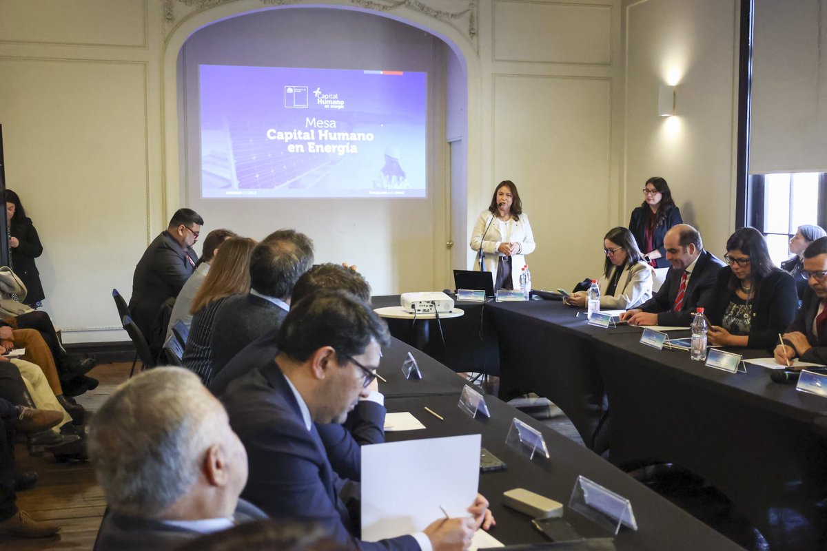 MinEnergia's tweet photo. La ministra Ximena Rincón, el subsecretario de Trabajo, Gustavo Rosende, y la subsecretaria de Educación Superior, Fernanda Valdés, lideraron la mesa "Capital Humano de Energía", que busca abordar cómo responder a la demanda laboral de los próximos 10 años en materias de energía. https://t.co/KEnSP1KUvO