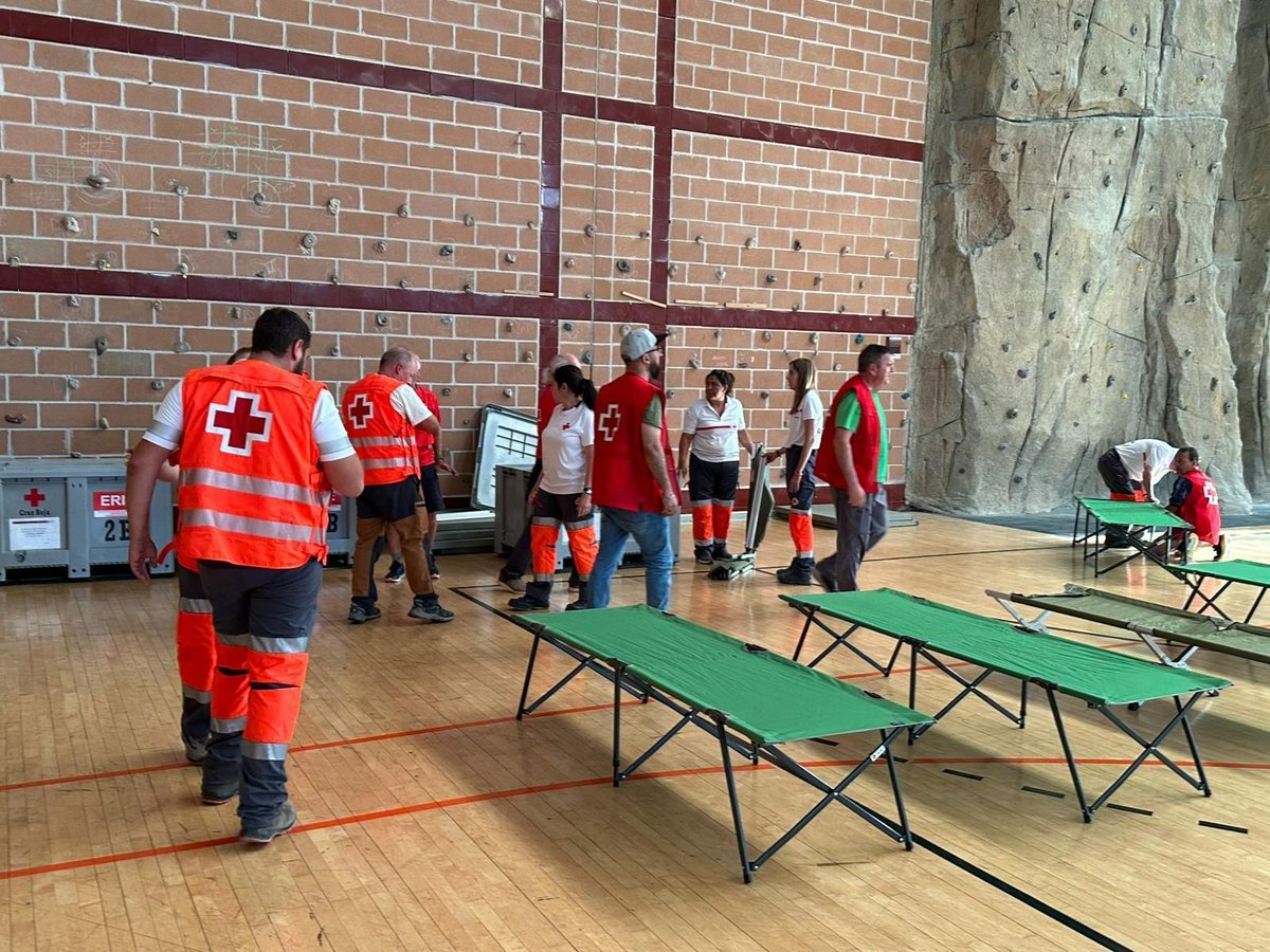 cruzrojahuesca's tweet photo. Medios desplegados por Cruz Roja hasta el momento:

20 personas voluntarias
5 vehículos de transporte de personal (capacidad total: 34 personas)
1 Soporte Vital Básico (SVB) https://t.co/sxZjcsFuLL