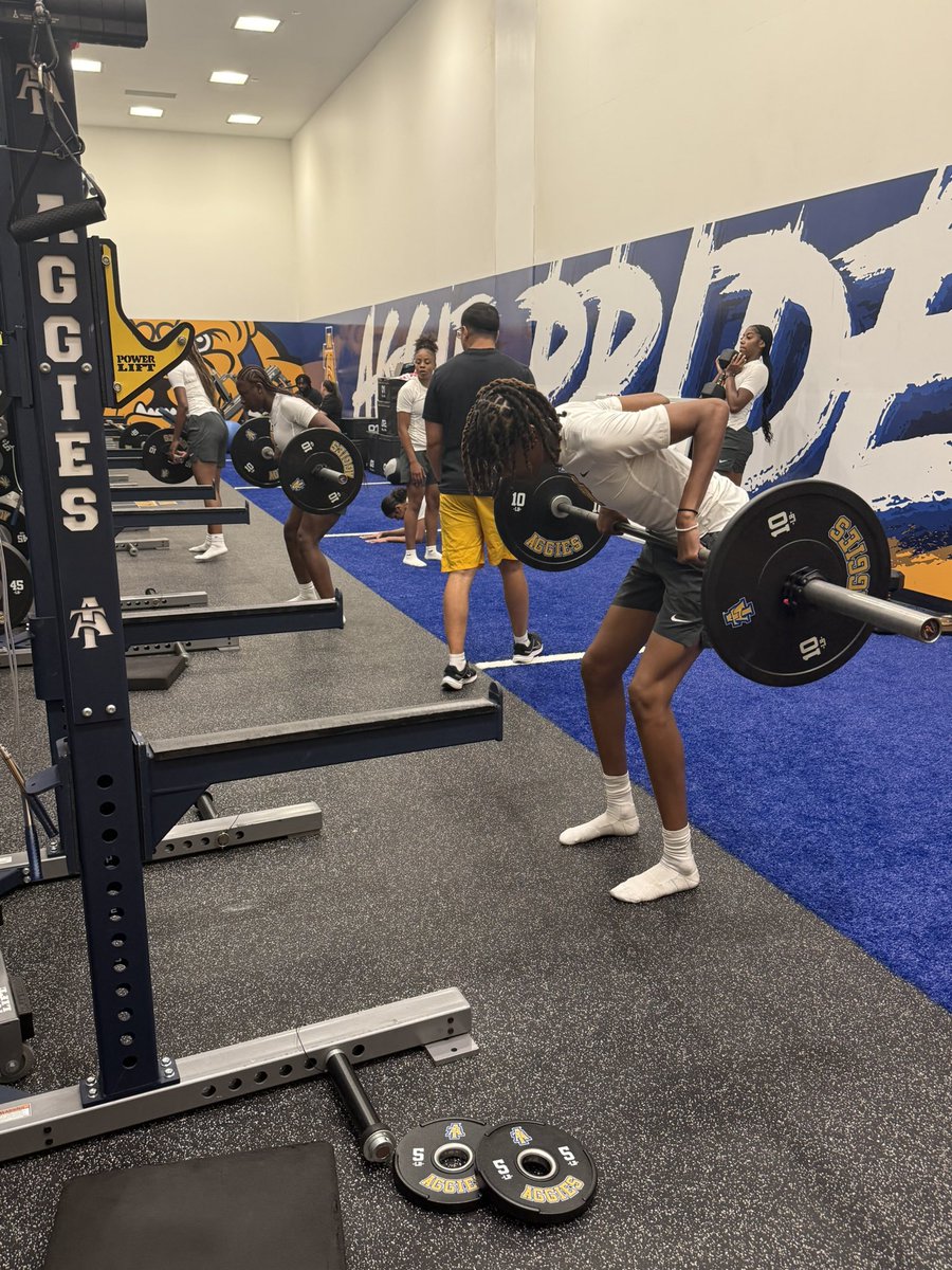 LadyAggieBall's tweet photo. 📈 Leveling up one rep at a time.

#AggieWBB💙💛 #Commit2Grit #WeAboveMe #LevelUp #BeUncommon⁣ https://t.co/tRWegDJqvY