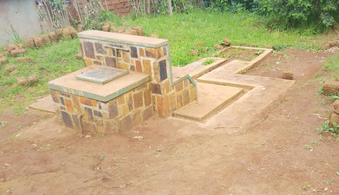 radioishingiro's tweet photo. Abaturage batuye mu Murenge wa #Matimba , Akarere ka @NyagatareDistr , bavuga ko bafite ikibazo gikomeye cyo kutabona amazi meza. Bagaragaza ko amazi mu mavomo yabo aza gusa iyo hari umuyobozi wahageze cyangwa ugiye kuhagera, ubundi bakamara igihe kirekire nta mazi bafite.
Aba baturage basaba inzego zibishinzwe kubafasha gukemura iki kibazo bavuga ko kibangamiye imibereho yabo ya buri munsi.
Ku ruhande rwa WASAC ikorera muri kariya gace, bavuga ko hari ingamba zafashwe kandi ko iki kibazo kiri mu nzira zo gukemurwa. Gusa kugeza ubu ubuyobozi bw'Akarere ka Nyagatare ntiburagira icyo butangaza kuri iki kibazo.@RwandaEast
@prubingisa @wasac_rwanda @RwandaLocalGov
#Matimba #Nyagatare #Amazi #Rwanda
