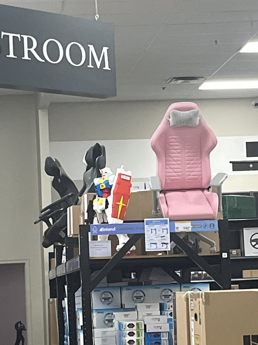 rukoteidotcom's tweet photo. was at microcenter WHY ARE YOU HERE https://t.co/SLoxZmrQ58
