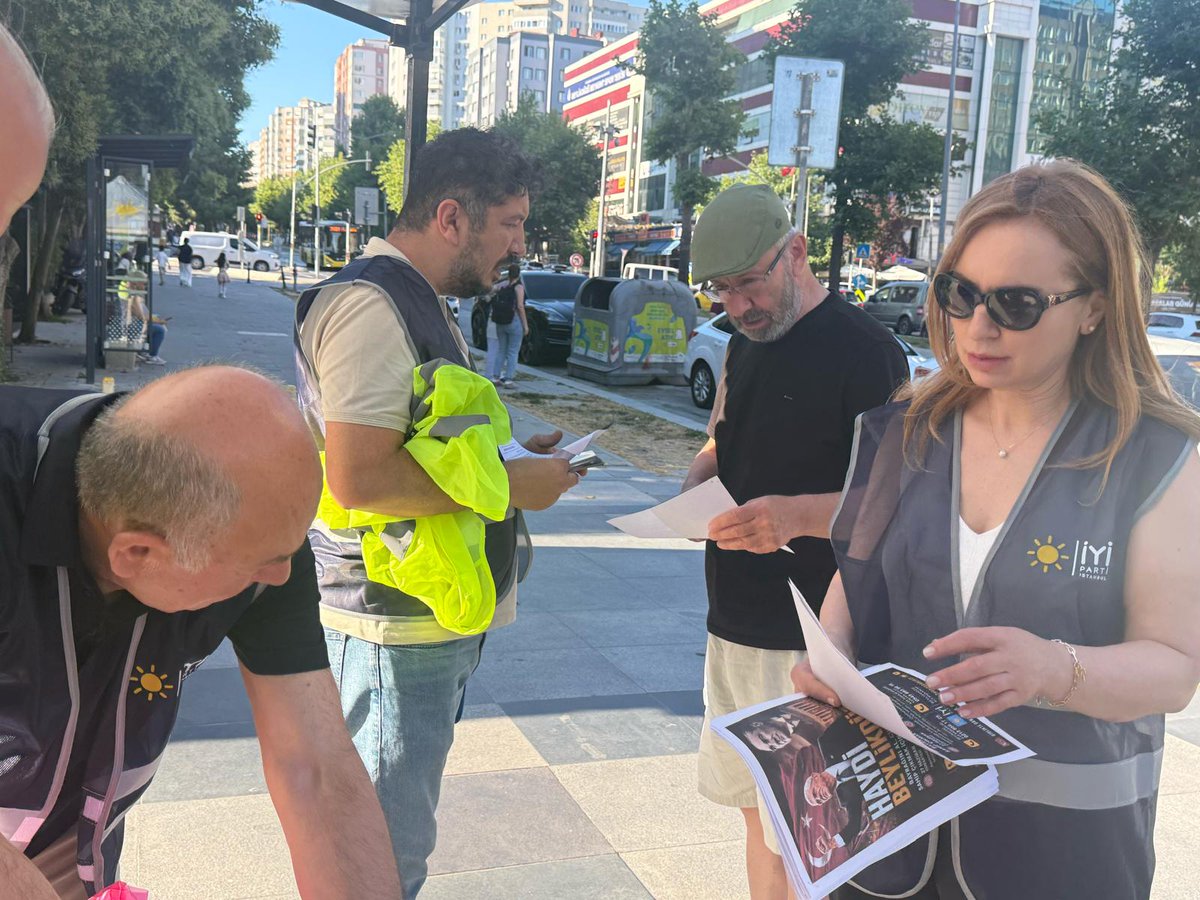 iyibeylikduzu34's tweet photo. 🇹🇷 27 Haziran'da Tandoğan'da tarih yazacağız!
Beylikdüzü İlçe Başkanımız Mehmet ABDİOĞLU ve kıymetli teşkilat mensuplarımızla birlikte, Beylikdüzülü komşularımızı 27 Haziran'da Ankara Tandoğan Meydanı'nda düzenlenecek büyük buluşmaya davet etmek için sahadaydık.
Milletimizin birliği, Cumhuriyetimizin değerleri ve güçlü Türkiye idealinde buluşmak üzere tüm hemşehrilerimizi bu anlamlı yürüyüşe davet ediyoruz.
Haydi Beylikdüzü, bayrağını al, Tandoğan'da yerini al! 🇹🇷
#BayrakAçıyorum #Tandoğan #İYİParti #Beylikdüzü  #TürkiyeİyiOlacak
@iyiparti @MDervisogluTR @Ozturkdenizli @UGUR__POYRAZ @ipekozkal @KevserOfluoglu @iyiparti_34 @Yucel_Coskun @mesutdursunn @mehmet_abdioglu