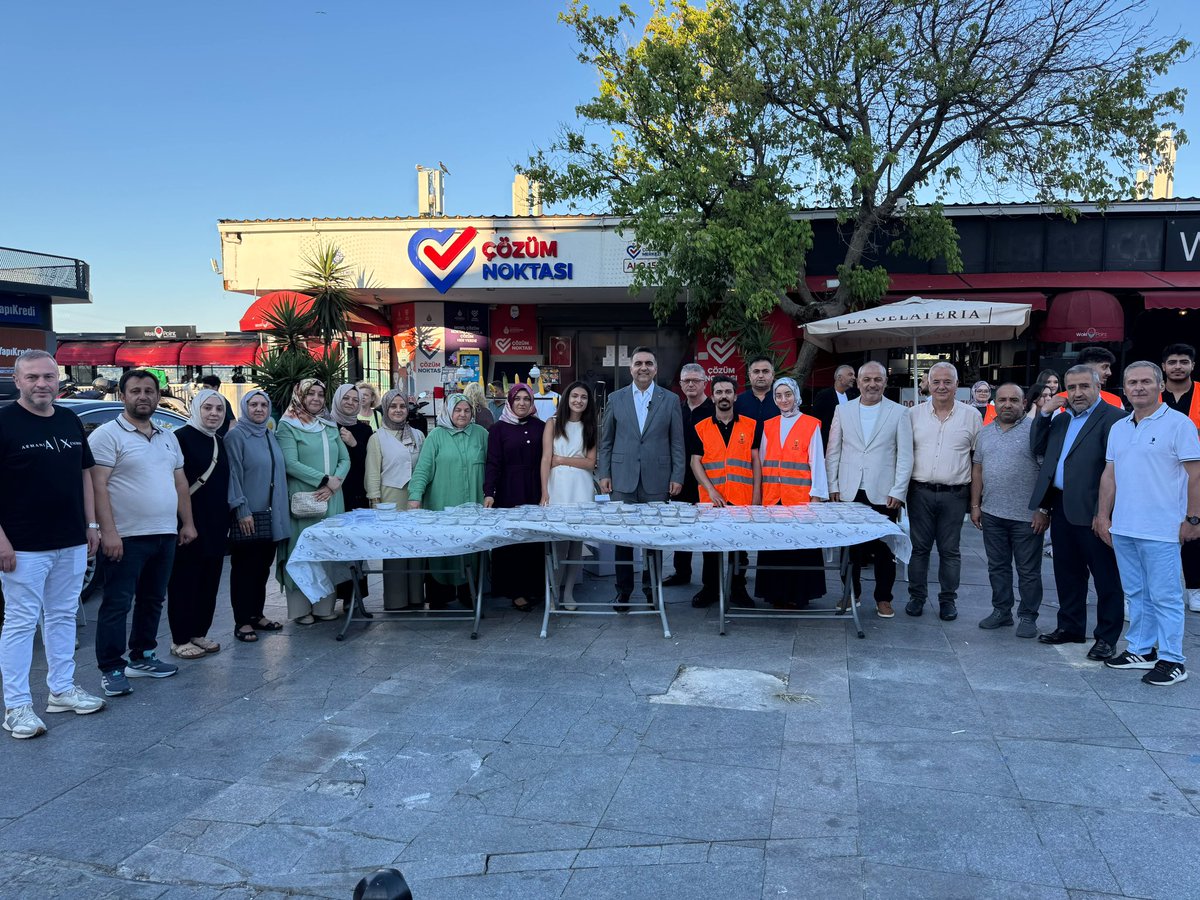 aksariyer's tweet photo. Muharrem ayının bereketini ve Aşure Günü’nün manevi iklimini, İlçe Başkanımız Halil İbrahim Kurşun, Kadın Kollarımız, Gençlik Kollarımız ve teşkilat mensuplarımızın katılımlarıyla hep birlikte yaşadık.

İlçe Başkanlığımızda hazırladığımız aşureleri vatandaşlarımızla paylaşarak birlik, beraberlik ve kardeşlik duygularımızı pekiştirdik. Paylaşmanın, dayanışmanın ve muhabbetin simgesi olan Aşure Günü’nün gönüllerimize huzur, sofralarımıza bereket getirmesini temenni ediyoruz.

Rabbim birliğimizi, beraberliğimizi ve kardeşliğimizi daim eylesin.

#SevdamızSarıyer