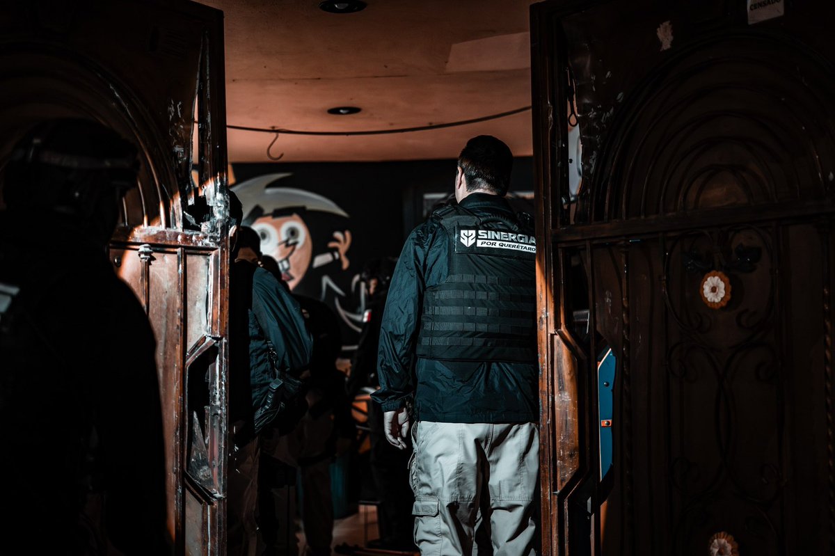 fiscaliaqro's tweet photo. 🚨 SINERGIA REALIZA CATEOS POR DELITOS CONTRA LA SALUD; CUATRO PERSONAS DETENIDAS

La #FiscalíaQro ejecutó diversas diligencias de cateo en los municipios de Querétaro y Corregidora como parte de las acciones permanentes de la estrategia #Sinergia, derivadas de investigaciones por delitos contra la salud en su modalidad de narcomenudeo.

📍 Las intervenciones se realizaron en:

• El Tintero, La Loma VIII, Che Guevara, San Francisquito y Las Américas, en Querétaro
• El Pueblito, en Corregidora

🔎 Como resultado de los cateos:

• Cuatro personas fueron detenidas
• Se aseguraron sustancias con características similares a narcóticos
• Fueron localizados dinero en efectivo, básculas grameras, teléfonos celulares, DVR y bolsas para dosificación
• También se aseguraron 29 cartuchos útiles, un cargador, 11 máquinas tragamonedas, numerario, una cámara de seguridad y un inmueble relacionado con la investigación

🧪 Los indicios serán analizados por personal de Servicios Periciales y las personas detenidas quedaron a disposición de la autoridad competente para definir su situación jurídica.

#FiscalíaQro #Sinergia #Resultados #Querétaro #Corregidora #PersecuciónDelito