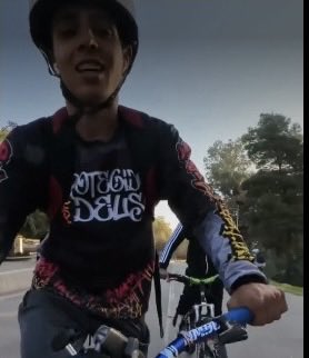 MissVitt's tweet photo. Los caribeños desde pequeños llevan el gen de la violencia y marginalidad.
Mira estos son pendejos (seguro ilegales) haciendo piruetas en sus bicicletas poniendo en riesgo la vida de los demás.
Las personas del @parquemetminvu incapaces de llamar a @Carabdechile 

DENUNCIE‼️ https://t.co/jWjLHcqjgR