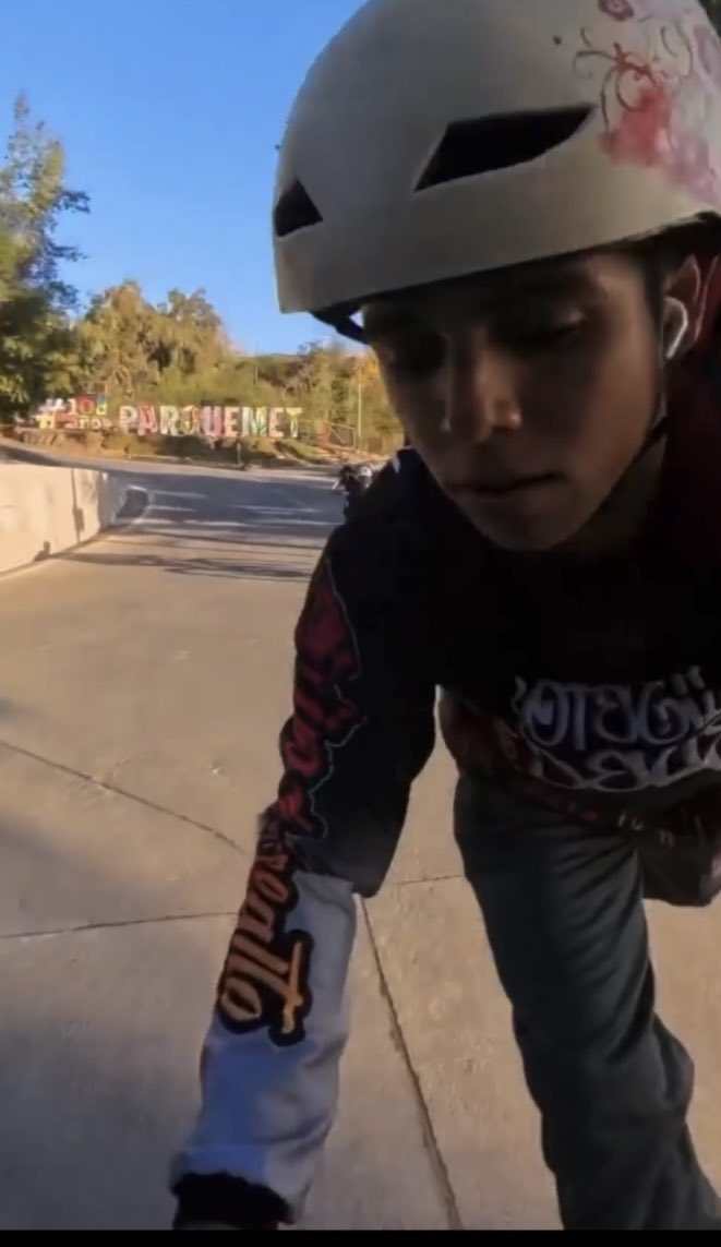 MissVitt's tweet photo. Los caribeños desde pequeños llevan el gen de la violencia y marginalidad.
Mira estos son pendejos (seguro ilegales) haciendo piruetas en sus bicicletas poniendo en riesgo la vida de los demás.
Las personas del @parquemetminvu incapaces de llamar a @Carabdechile 

DENUNCIE‼️ https://t.co/jWjLHcqjgR