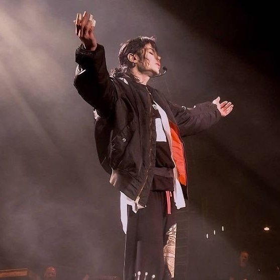 centralmjfan's tweet photo. O Facebook e o MySpace também tiveram a navegação prejudicada, tamanha foi a quantidade de acessos de internautas em busca de informações sobre Michael Jackson. 

No Facebook, a comunidade “Michael Jackson RIP”, criada pouco depois da notícia, registrou 28.000 membros em poucas horas.