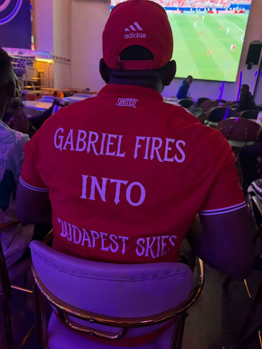 FootballFunnnys's tweet photo. This Man United fan 😂 https://t.co/kvG4VniLli