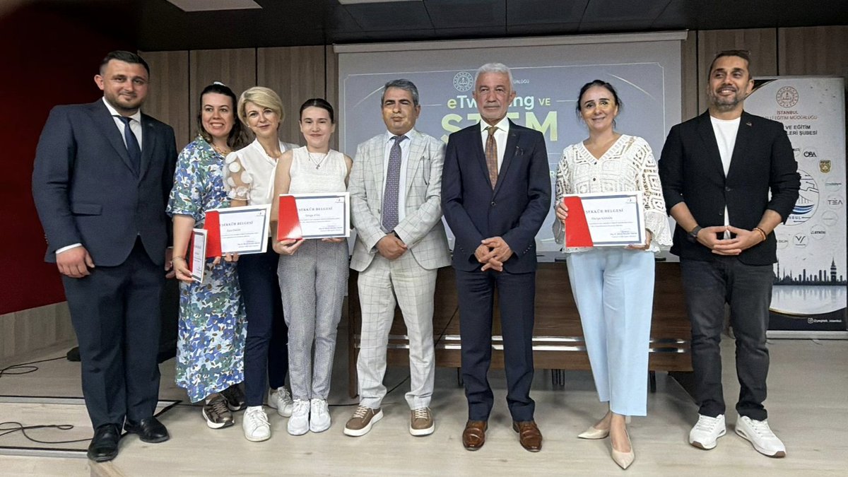 istanbulilmem's tweet photo. ✨ Yenilik ve Eğitim Teknolojileri Genel Müdürlüğümüzce 2025-2026 eğitim öğretim yılında düzenlenen eTwinning Mesleki Eğitim ve Ortaöğretim Çalıştayı, eTwinning Temel Eğitim Çalıştayı ve 16. Ulusal eTwinning Konferansı’na ilimizi temsilen katılan öğretmenlerimiz; Türkiye STEM Eğitimi Ulusal Çalıştayı’nda mentör olarak görev alan öğretmenlerimiz ve eTwinning Türkiye Özel Ödülleri’nde başarı gösteren öğretmenlerimiz için düzenlenen “Teşekkür Belgesi Takdim Programı”, eğitim yöneticilerimizin ve öğretmenlerimizin katılımlarıyla Müdürlüğümüz Mustafa Sayin Salonu’nda gerçekleştirildi. 

​Programda teşekkür belgeleri takdim edilirken, eğitimde iş birliği ve yenilikçiliğin önemi vurgulanarak öğretmenlerimizin başarılarının devamı dilendi. 🙏🏼

@tcmeb @Yusuf__Tekin @MucahitYentur
