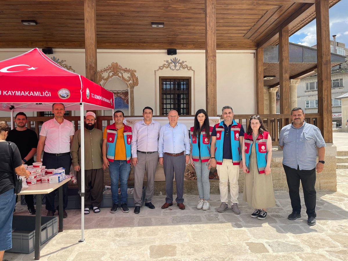 mktrky's tweet photo. Geleneklerimizi yaşatıyoruz...#Muharrem10 Aşure Günü münasebetiyle SYDV olarak vatandaşlarımızla aşure paylaştık...Güzellikler paylaştıkça çoğalır.@TC_icisleri @tcbestepe @tcailesosyal https://t.co/KeGnaLw5CH