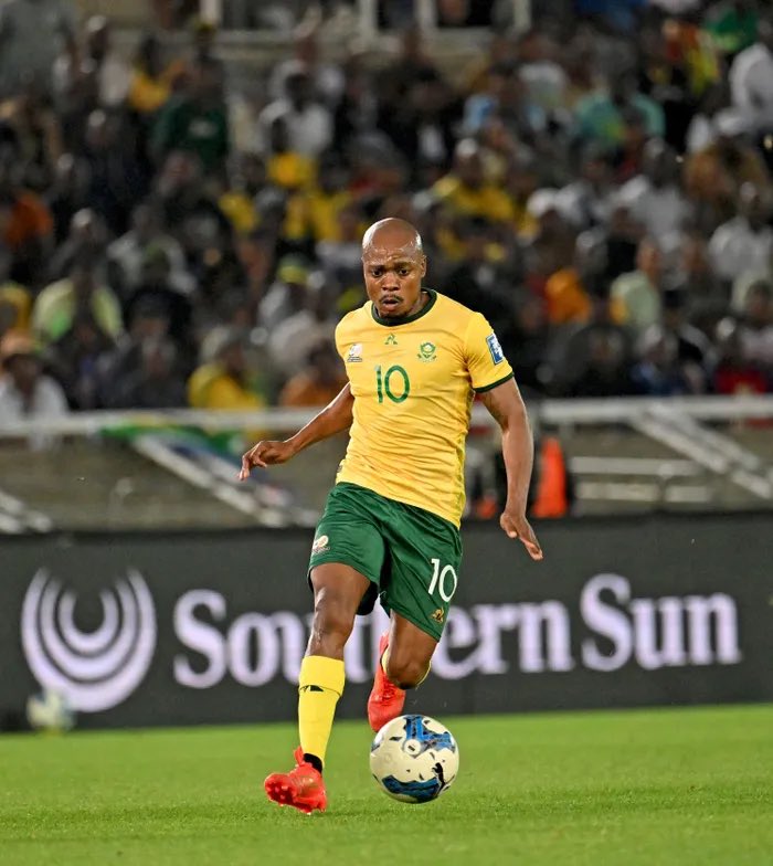 VhoGubz's tweet photo. This is appreciation tweet for Percy Tau.

He may not be in the World Cup squad but he was with us in the gutter when Bafana Bafana were in trenches . He deserves his flowers.🌺 🇿🇦 https://t.co/7wmEE7CHGj