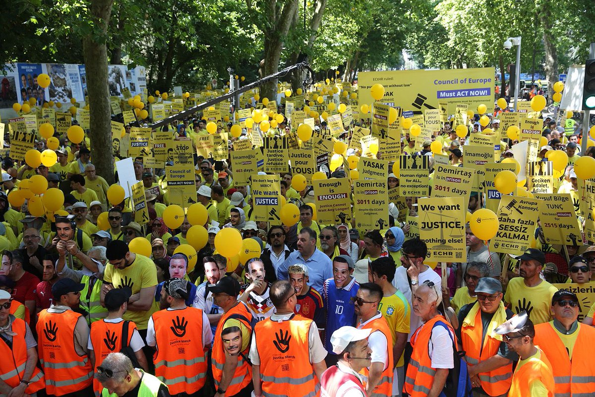 NieuweNederlan1's tweet photo. Straatsburg 🇪🇺 Meer dan 5.000 activisten uit heel Europa namen deel aan de 5e Bijeenkomst voor Gerechtigheid van het Peaceful Actions Platform. Zij riepen de Raad van Europa op toe te zien op de uitvoering van EHRM-uitspraken over Turkije. Lees meer 👇

https://t.co/pElRkLrVPL https://t.co/ab7ZhUMZI3