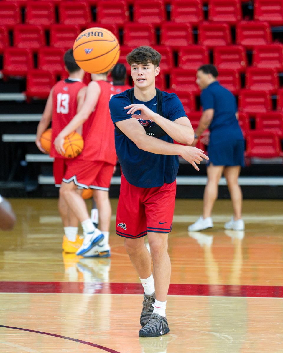 StonyBrookMBB's tweet photo. Getting better every day💪

🌊🐺 x #CAAHoops https://t.co/AwTYGHrDcz
