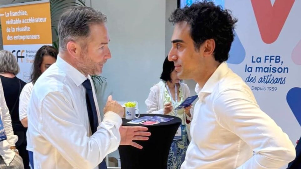 FFBatiment's tweet photo. Le président @carre_fred s'est rendu aujourd’hui à la Grande Assemblée des Entrepreneurs.
L’occasion d’un échange direct avec @AmirRT, président des Entrepreneurs, sur nos sujets en commun pour les #artisans et les entreprises du #bâtiment.
Un temps aussi pour évoquer les prochaines élections consulaires et saluer les élus de @FiersArtisans, qui portent hauts nos couleurs dans les CMA.

📣 "Nous l’avons déjà dit d’une même voix : en 2027, nous gagnerons CMA France !"

Des élus de la FFB étaient aussi présents :
🔹 Catherine GUERNIOU @lafenetriere , pour échanger avec @MathieuMlefevre, ministre délégué en charge de la transition écologique, sur la refonte de la REP ;
🔹 Philippe Plantin, président du Conseil de l’Artisanat, et @ValerieCopin_06, sa vice-présidente, étaient là pour s'entretenir avec @SergePapin_rf, ministre en charge de l’#artisanat. Ils ont ainsi abordé les enjeux et difficultés quotidiennes des artisans : distorsion de concurrence des micro-entreprises, nécessaires mesures pour favoriser et financer les reprises et les transmissions des entreprises du bâtiment ;
🔹 Stéphane Sajoux a rencontré @benjaminhaddad, ministre délégué en charge de l’Europe, pour évoquer la révision de la directive sur les marchés publics et la stratégies européenne pour logements abordables.