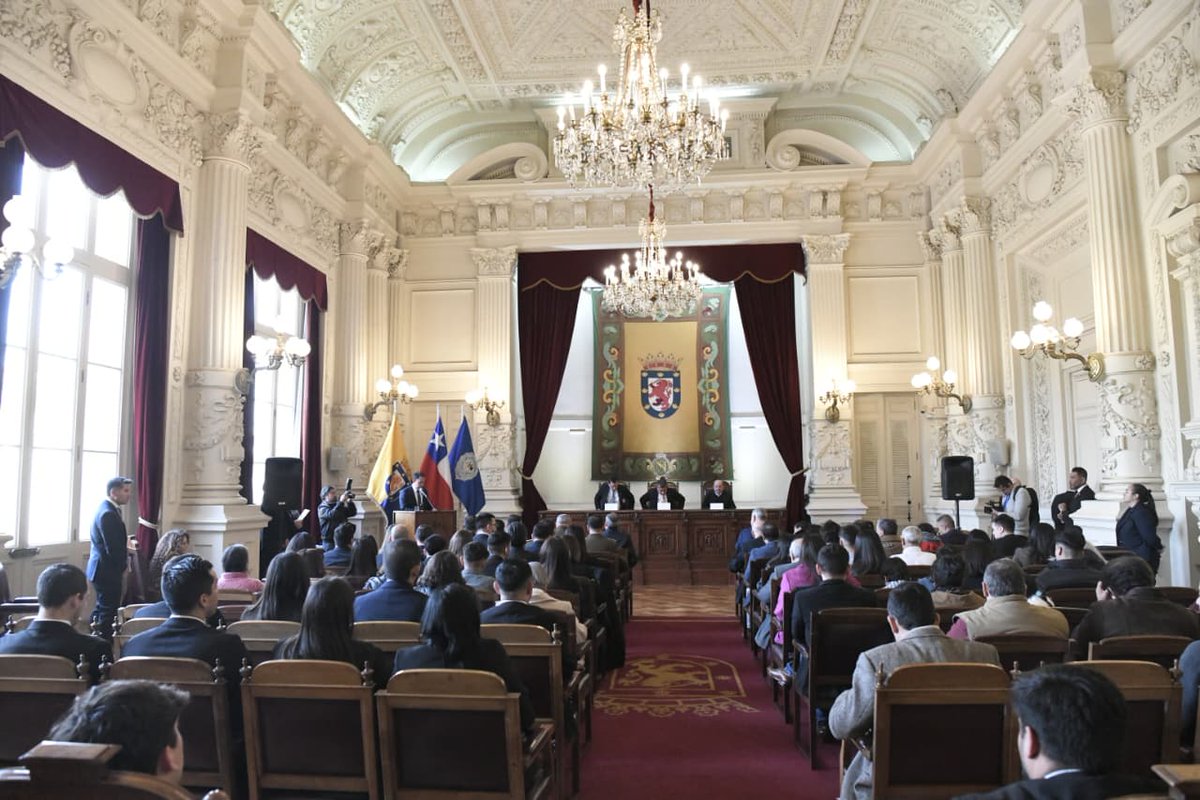 PDI_CHILE's tweet photo. 🏅 Reconocimiento y Condecoración de la Municipalidad de Santiago

Funcionarios de la Bicrim Santiago fueron reconocidos por el Alcalde de Santiago, Mario Desbordes junto al Director General de la PDI, Eduardo Cerna por el destacado trabajo investigativo de la unidad y su aporte al resguardo territorial.