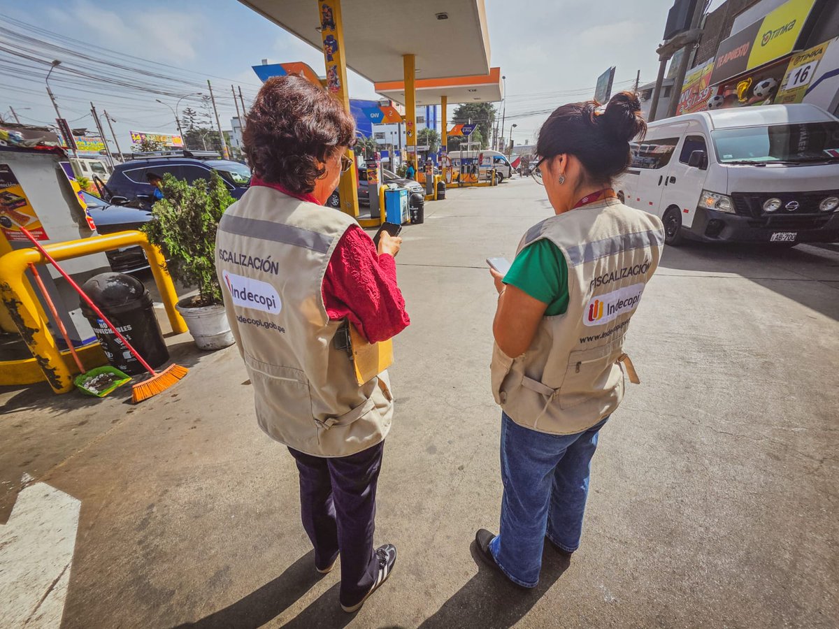 IndecopiOficial's tweet photo. 🚗⛽ El Indecopi continúa monitoreando el cumplimiento de los derechos de los consumidores, y esta vez visitamos estaciones de servicio ubicadas en San Martín de Porres, Los Olivos, Independencia, Rímac y Cercado de Lima. https://t.co/rZSuH7icxq