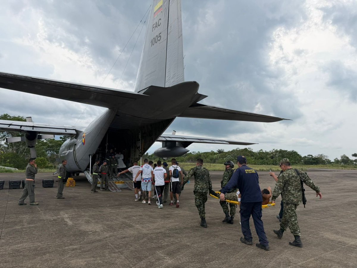 SA_Defensa's tweet photo. 📍#Colombia / #Venezuela (🇨🇴/🇻🇪)

The @FuerzasMilCol has made available 2 C-130s to deploy USAR-COL 1 &amp; 12 tons of aid.

Additionally, the @COL_EJERCITO has made available a USAR-COL platoon, 1 helicopter, and 1 @Ejercito_CAAID platoon if the situation requires it. https://t.co/H1zNmA1veI