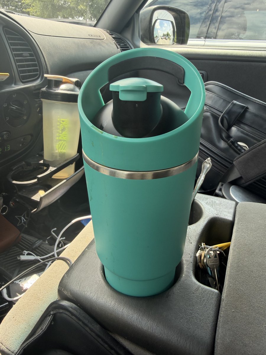 UdofiaEA's tweet photo. Akpan ikaha mkpó without my coffee and smoothie cups to sip while driving. Ufen idung ado sórröb.Akpan is making up all the missed times growing up ke ufen. https://t.co/nPSLUrpafc