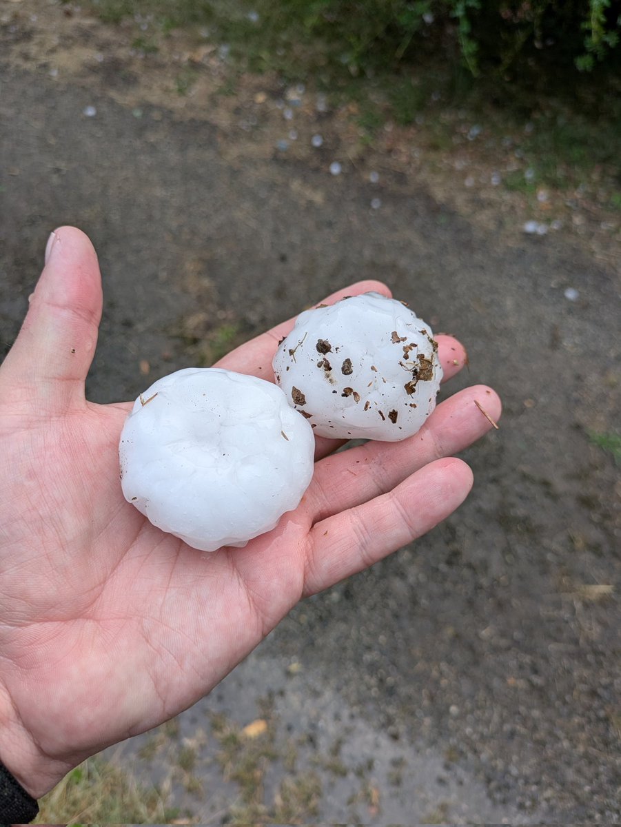 pwof42's tweet photo. C moa ka lé plu grosseuu ! #grele #orage #meteo https://t.co/DRKlvsUBYP