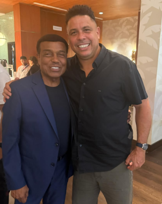 1901Radio's tweet photo. Entre leyendas 🇵🇪✨

Teófilo Cubillas, nuestro ídolo blanquiazul y máximo referente de🇵🇪 en los Mundiales, estuvo en Miami junto a campeones del mundo como 🇧🇷 Ronaldo, Cafú, Rivaldo y Kaká 🇧🇷

Imágenes que reúnen gloria, historia y grandeza. ⚽🏆 https://t.co/hSQhBjHTff