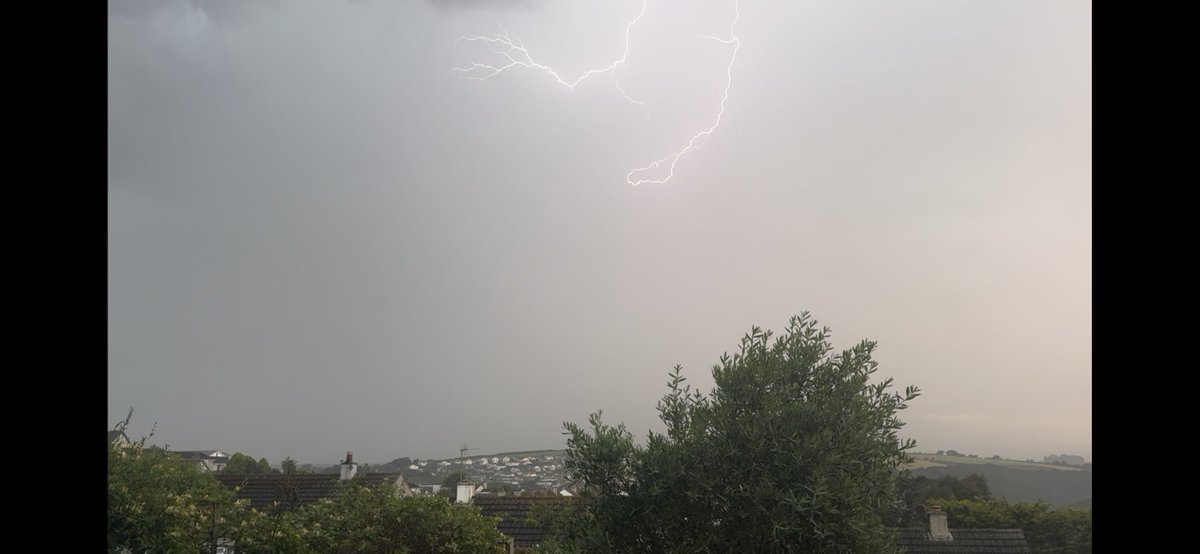 NigelG1966's tweet photo. @StormChaserLiam A couple of snaps from Looe. https://t.co/muE7xneoJ3