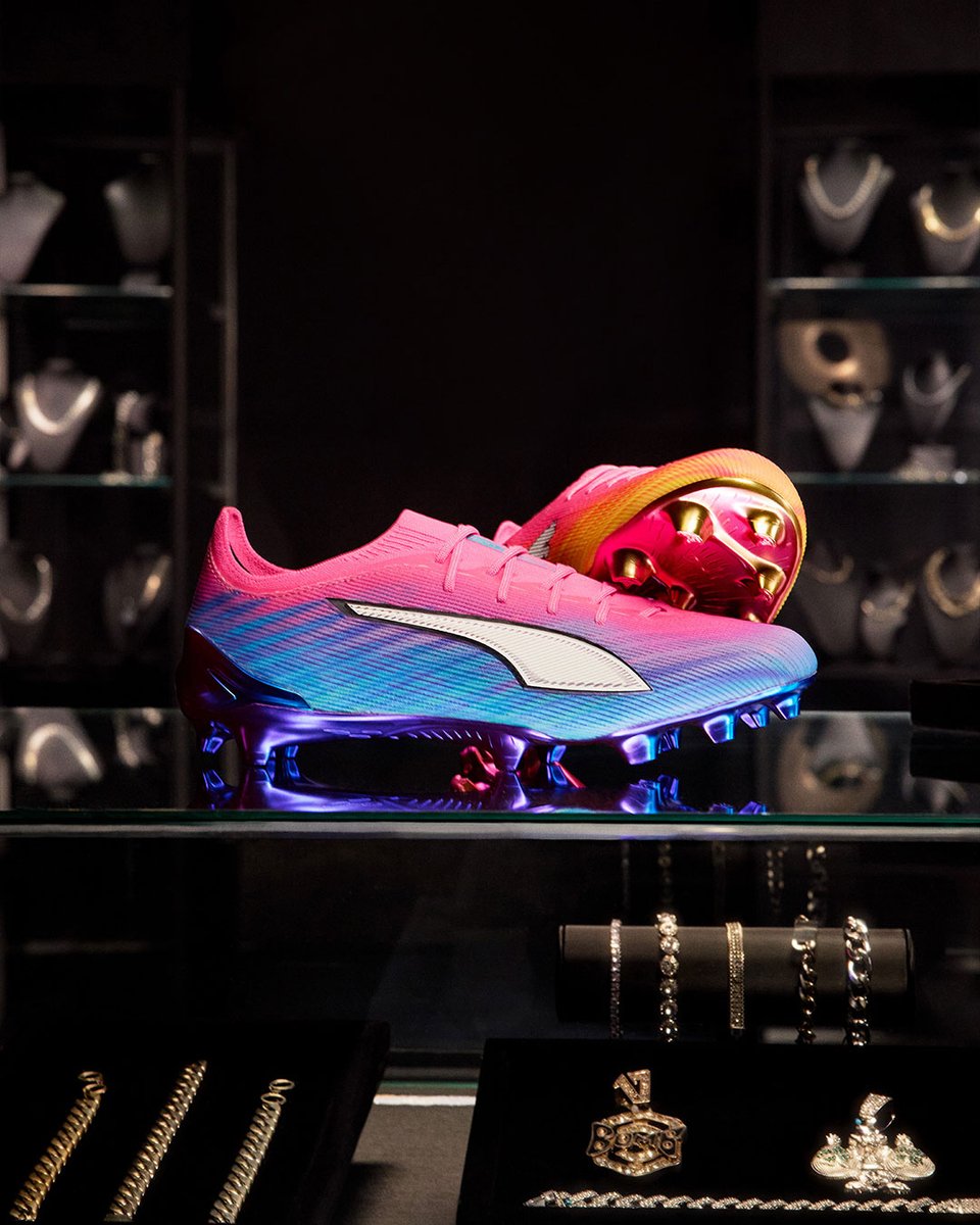 PUMAmexico's tweet photo. Diseñado para los que no tienen problema en ser los más vistos de la cancha. Showtime Pack, disponible en tienda y https://t.co/iqpeuCRb6m. 🌸⚽️ https://t.co/j4phjur4AG