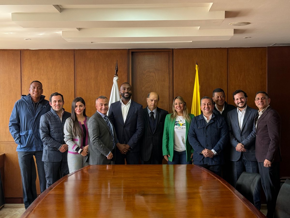 PCambioRadical's tweet photo. Los representantes a la Cámara electos de Cambio Radical se reunieron con los directores Enrique Vargas Lleras y Fuad Char para avanzar en la planeación del trabajo legislativo de cara a la instalación del Congreso el próximo 20 de julio.

Un encuentro para fortalecer la agenda del partido, definir prioridades y asumir con compromiso la responsabilidad de representar a los colombianos desde el Congreso de la República.