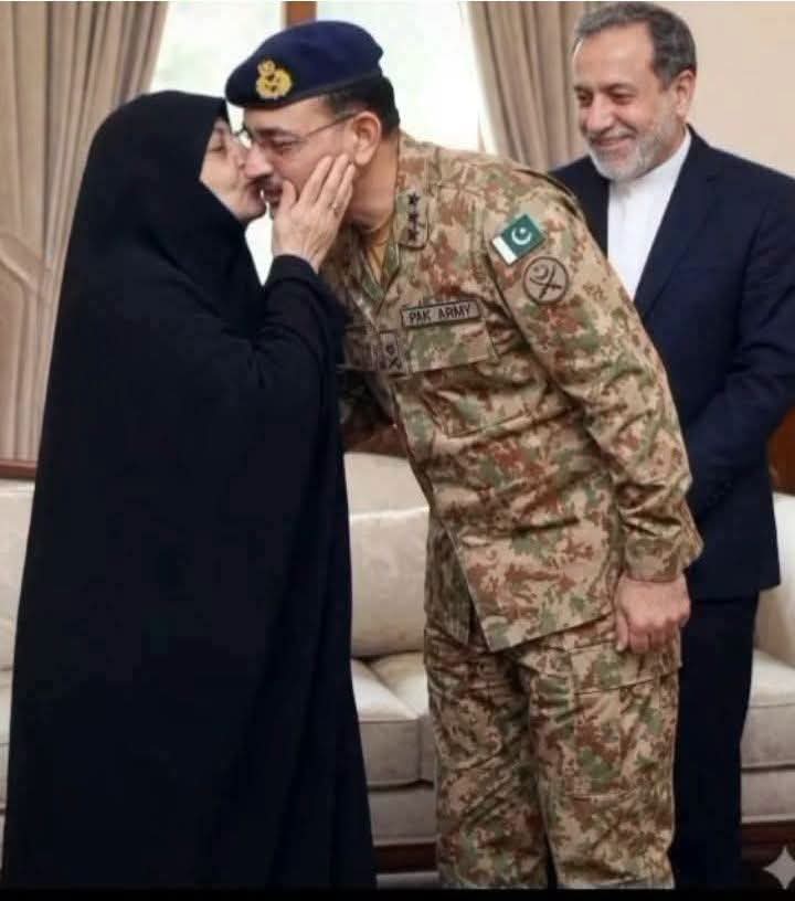 mojahid12345's tweet photo. ایرانی وزیر خارجہ کی والدہ محترمہ نے اپنے بیٹے سے فرمائش کی کہ مجھے فیلڈ مارشل حافظ سید عاصم منیر سے ملاؤ محسن ایران سے ملتے ہی اپنے بیٹے کی طرح پیار کیا 
ماشاءاللہ 🤗 جزاک اللہ خیرا 
پاکستان زندہ آباد
پاک فوج پائندہ باد
پاکستان اور ایران بھائی بھائی
🇵🇰 ❤️ 🇮🇷 https://t.co/B4eogPoFEO