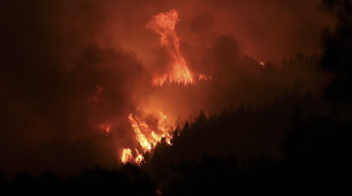 LuisdelaMata's tweet photo. Despliegue de medios aéreos hoy en el Pantano de Bárcena ante los #incendios que provocó la tormenta ayer en #Bierzo #Ponferrada #incediosforestales @43grupo_ea  @EjercitoAire https://t.co/EVniijVL96