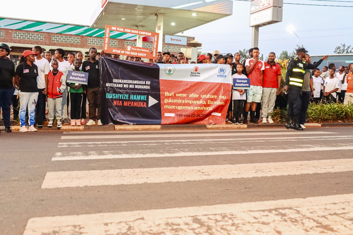 SCIRwanda's tweet photo. @JanviereMukand4 @Rwandapolice @KireheDistrict @save_children @RefugeesRwanda Through a live demonstration, the Traffic Police Commandant showed how using zebra crossings correctly can prevent accidents, reminding everyone that small actions make a life-saving difference.
#OneTeamZeroHarm
@NzirabatinyaMo4 https://t.co/Ek2FAbRQOG