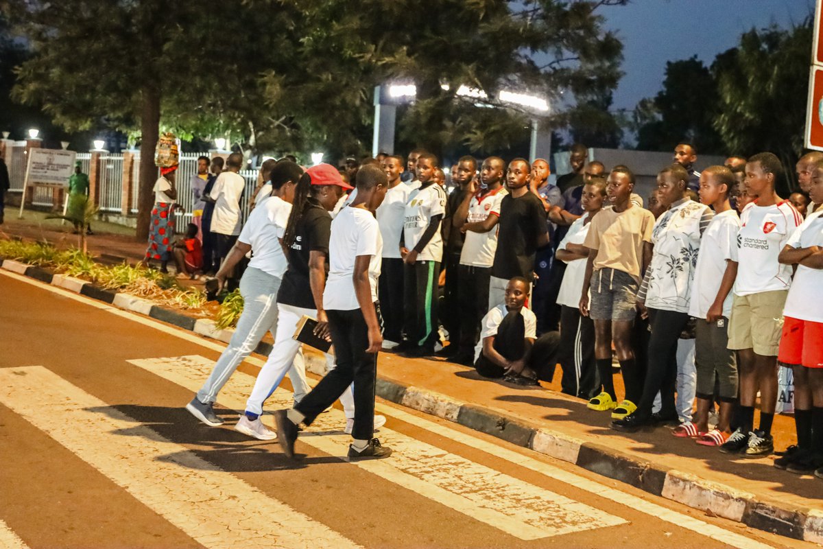 SCIRwanda's tweet photo. @JanviereMukand4 @Rwandapolice @KireheDistrict @save_children @RefugeesRwanda Through a live demonstration, the Traffic Police Commandant showed how using zebra crossings correctly can prevent accidents, reminding everyone that small actions make a life-saving difference.
#OneTeamZeroHarm
@NzirabatinyaMo4 https://t.co/Ek2FAbRQOG