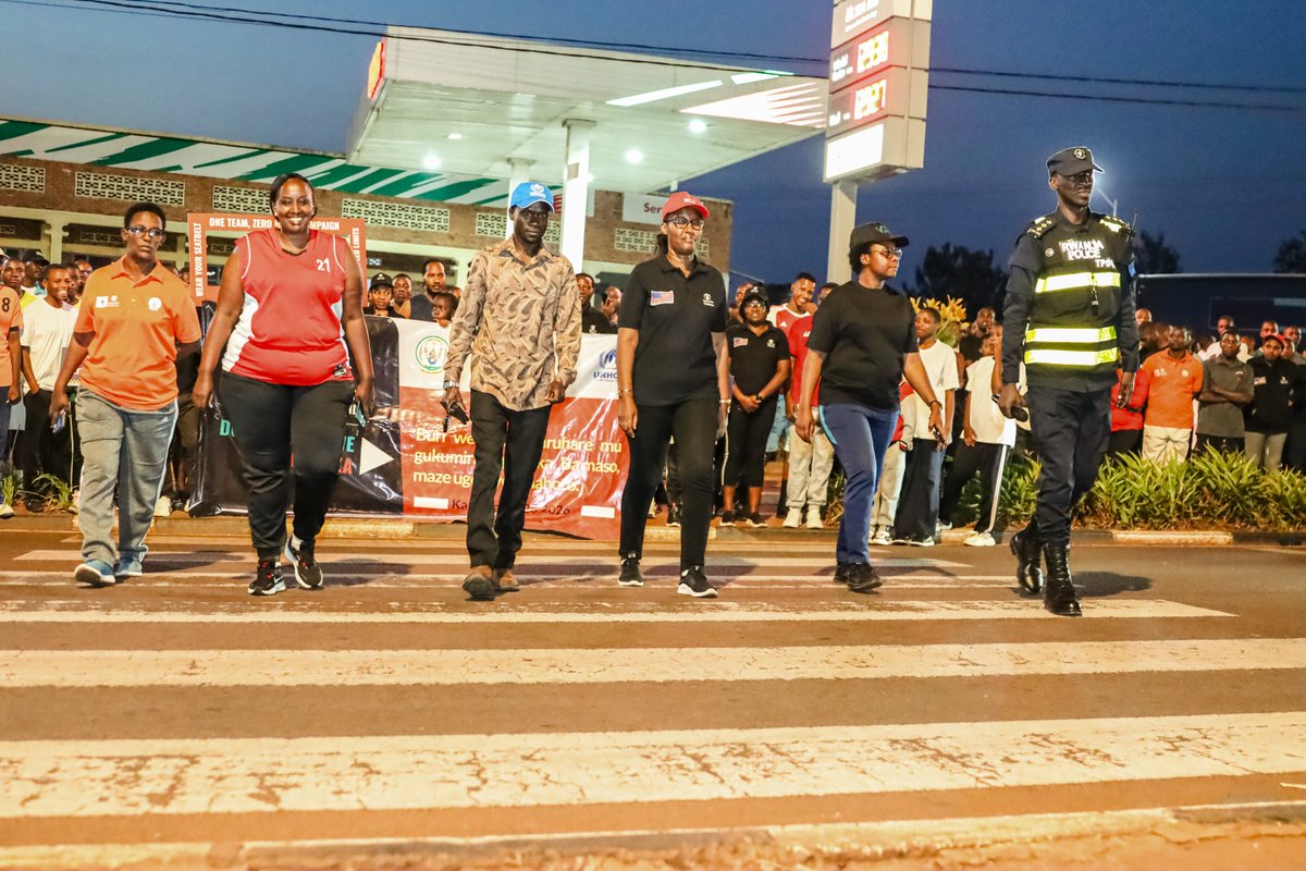 SCIRwanda's tweet photo. @JanviereMukand4 @Rwandapolice @KireheDistrict @save_children @RefugeesRwanda Through a live demonstration, the Traffic Police Commandant showed how using zebra crossings correctly can prevent accidents, reminding everyone that small actions make a life-saving difference.
#OneTeamZeroHarm
@NzirabatinyaMo4 https://t.co/Ek2FAbRQOG