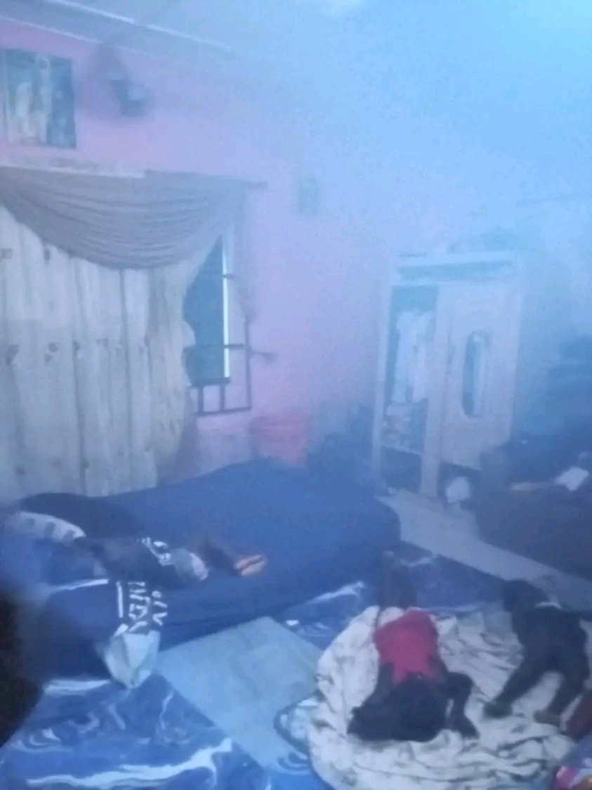 Tolks6's tweet photo. "Thank u Lord for saving my family 🙏😭😭😭😭😭
This is my testimony  around 2:43am 
it's as if someone wake me in my sleep Anna stand up ,go and pee and I wake up immediately without hesitation when I open the door only for me to see flames all over the parlor I rush to my kids room wish is close to the kitchen omo I want pee for pant 😭😭😭the room was filled with smoke everywhere, and there were still sleeping I run enter kitchen just for me to see smoke everywhere  😭😭😭 the kind of strength that enter me I no fit explain. I rush to the position I kept my gas and turn it down , only for me to discover that hubby brother came back late and decided to cook plantain. after putting the plantain on fire 🔥 he went to bed living the gas on Jesus 😭😭😭😭😭😭😭😭  
 Thank you Lord for coming true for me and my family 🙏🙏🙏🙏🙏

Me: if she had told no one to enter the kitchen after she leaves, she will be tagged a wicked wife. Thank God for her life.