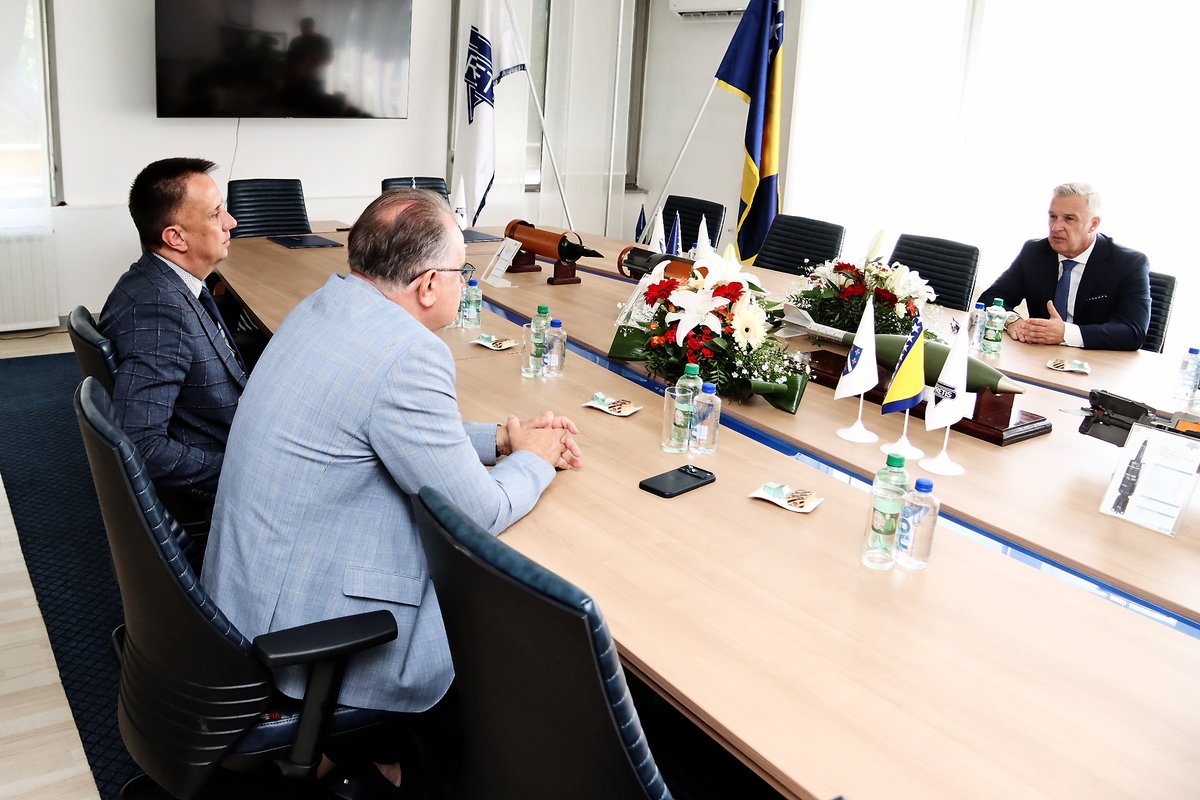 Pretis_sa's tweet photo. Premijer Vlade FBiH Nermin Nikšić i ministar energetike, rudarstva i industrije Vedran Lakić posjetili Pretis https://t.co/4gkLe5VajJ