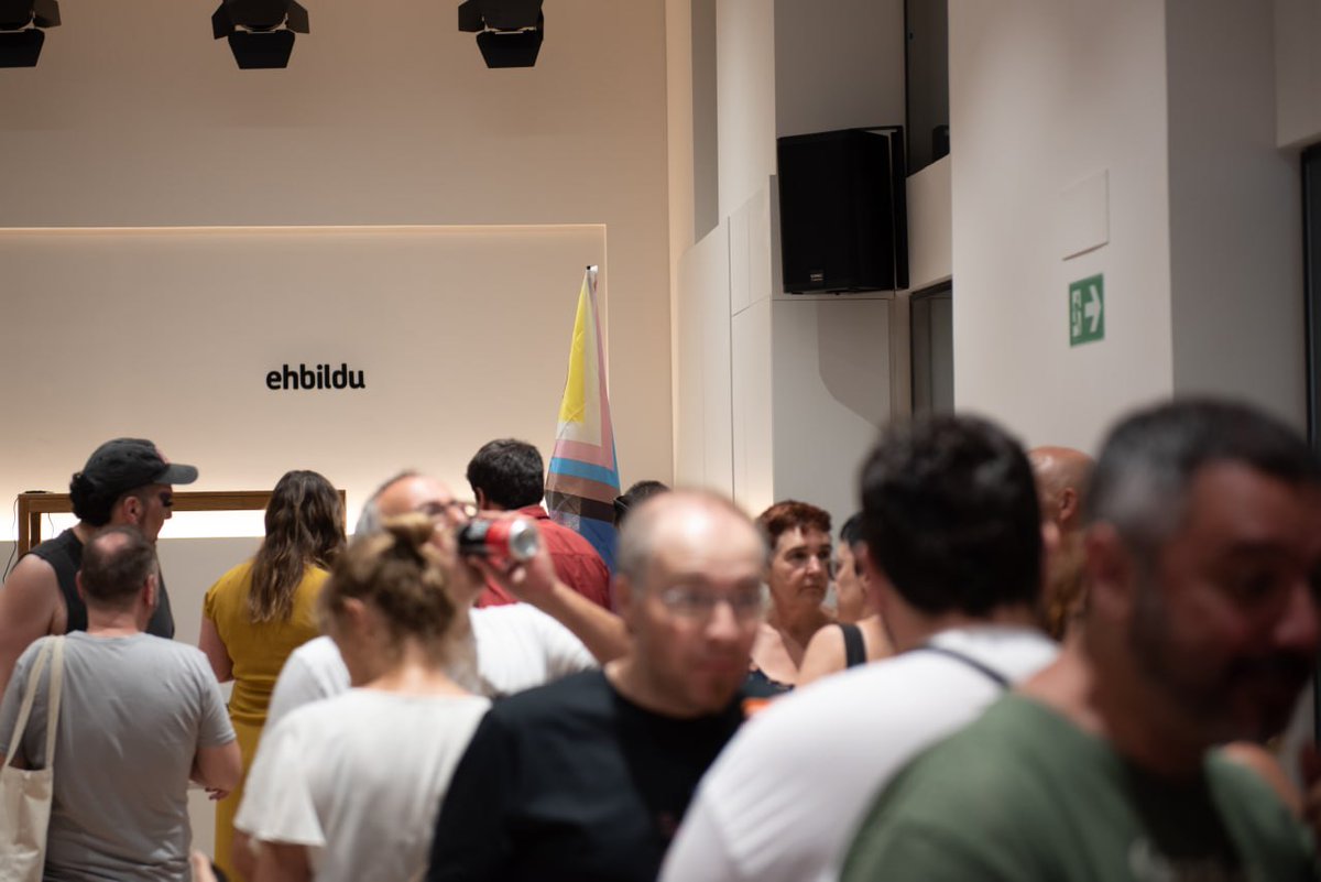 ehbildugasteiz's tweet photo. Gasteizko bilgunea topaleku bihurtu dugu eta LGTBIQ+ kolektiboari ikusgaitasunaren erakusle.

Giro atseginean igaro dugu arratsaldea. Esker bereziak Alondra Olivos eta Genessis Dzorzi artistei!

Sexu eta genero disidentziarekin #BatEgin! https://t.co/lkwo64TSyN