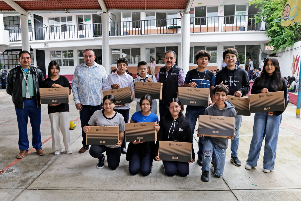 SeducEdoMex's tweet photo. 💥¡Llegaron refuerzos tecnológicos a #Zacazonapan!💻

📚El Srio. Miguel Ángel Hernández Espejel visitó la Sec. "Tomás Alva Edison" para mantenerse cerca de las comunidades de aprendizaje y conocer sus necesidades. Además, les entregó laptops que les permitirán mejorar sus clases. https://t.co/rxdkWtMrn7