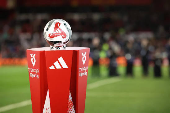 ajansspor's tweet photo. 🗣️ Antalyaspor eski yöneticisi Abide Gülel Saral

🗨️ "Türk futbolunda yasa dışı bahis ve kara para aklama sorunu var. Devlet son dönemde bu suçla çok iyi mücadele ediyor. İlerleyen günlerde bu operasyonların devam edeceğini düşünüyorum."

@ayhansensoy - @radyospor https://t.co/rpniDv8WbH