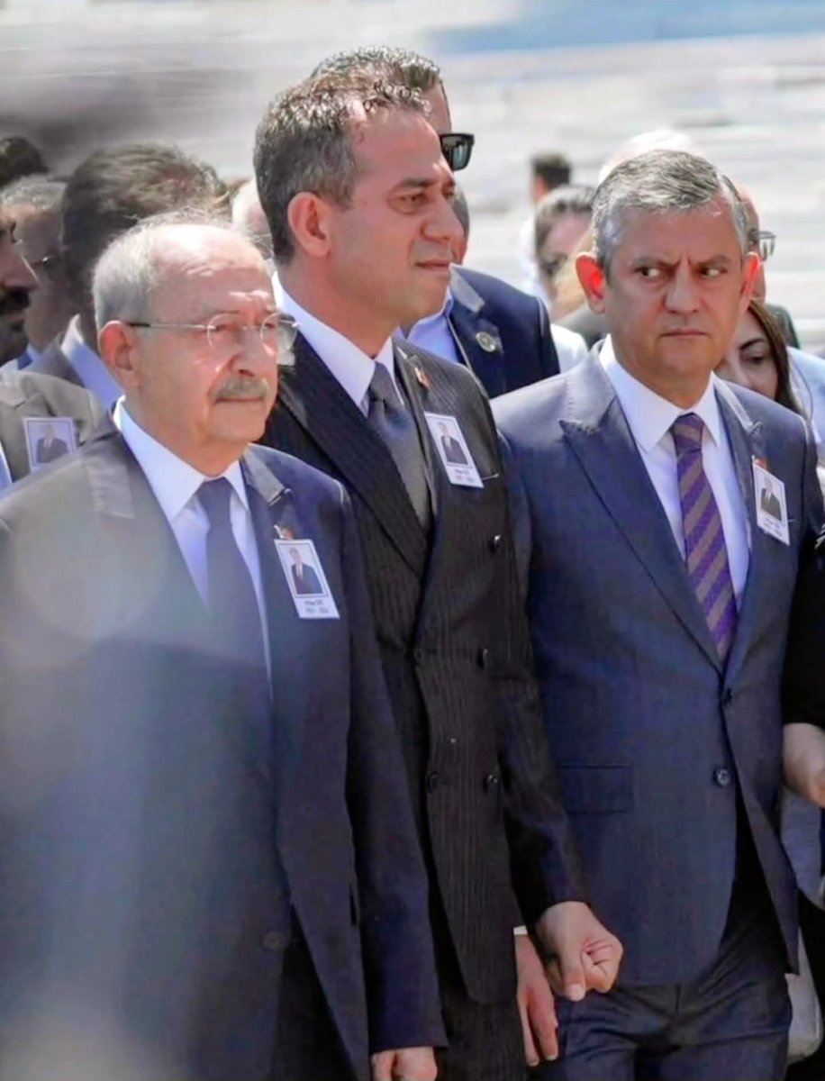 lvntozrn's tweet photo. Birinin gözleri, diğerinin eli.
Bazen bir fotoğraf çok şey anlatır. https://t.co/fqWB7yHRPW