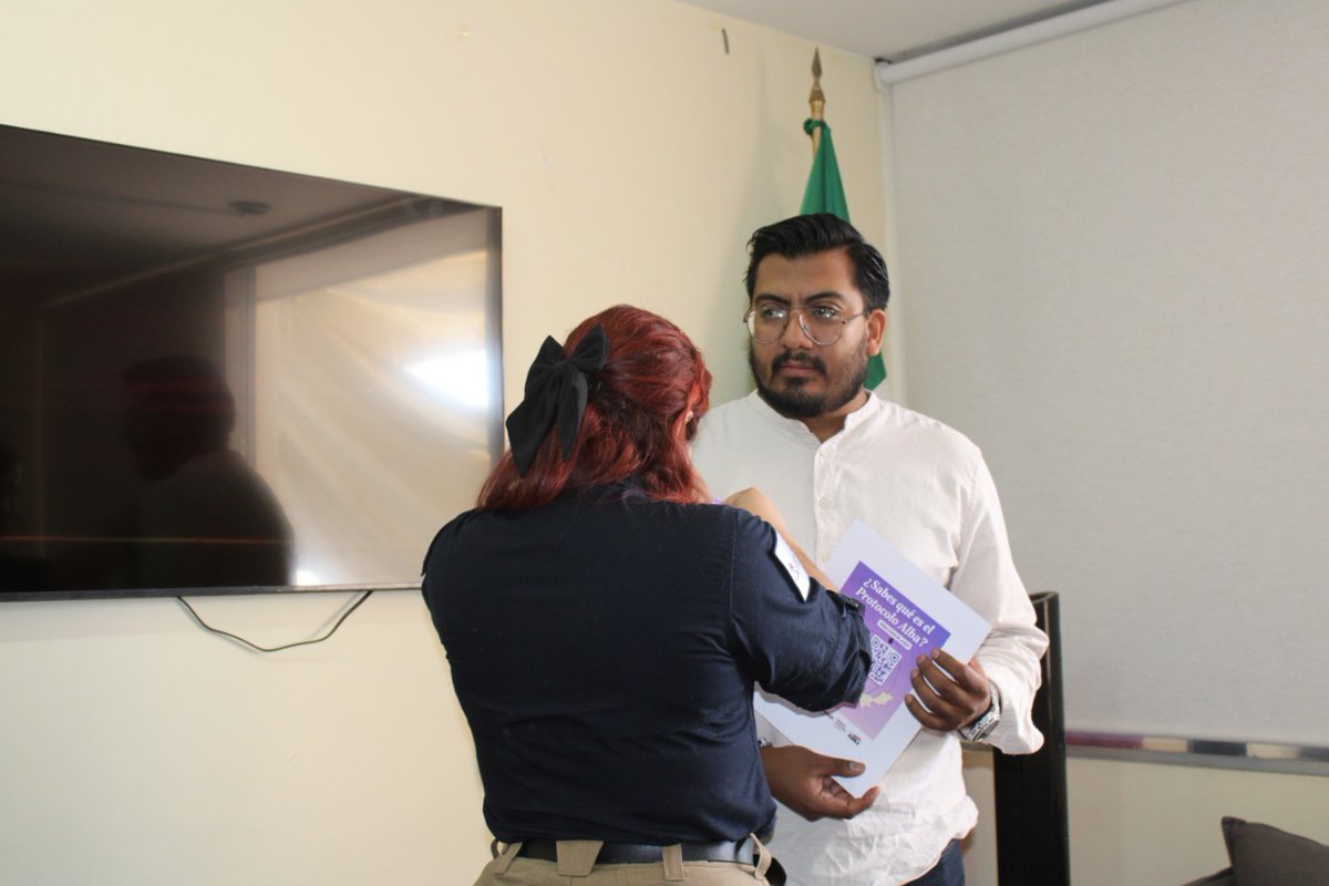 busquedagobpue's tweet photo. Con el respaldo de El gobernador  @armentapuebla_ , y el  @Gob_Puebla trabaja sin demora. 
Esta comisión  realizó una actividad de sensibilización y capacitación sobre el #ProtocoloAlba, fortaleciendo el conocimiento de este mecanismo de reacción inmediata para la búsqueda y localización de mujeres, adolescentes y niñas desaparecidas.
La denuncia inmediata salva tiempo y fortalece las acciones de búsqueda. #PorAmorAPuebla