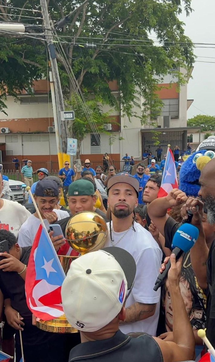 papiwise10's tweet photo. El campeon haora mismo esta en LUIS LLORENS TORRES  #knickchamps #nba #PR 🇵🇷 https://t.co/PjuzbId0Me