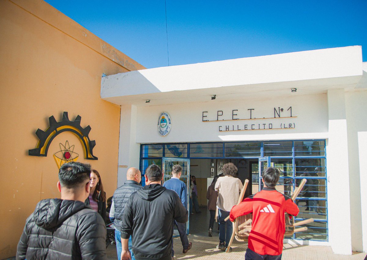 sgutierrez978's tweet photo. Hoy entregamos parte del mobiliario escolar que venimos recuperando para la Escuela Provincial N° 1. Cada mesa y cada silla que vuelve a usarse es una mejora para nuestros estudiantes. https://t.co/IrVzCEfpVi